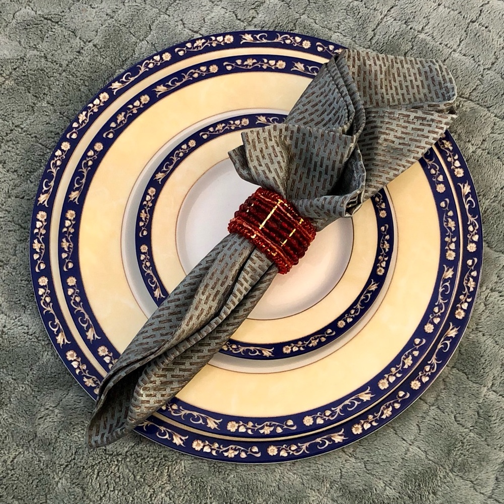 Thun Fine Bohemian Porcelain 6 Piece Dinnerware Plates: 2 Dinner 2 Salad 2 Bread